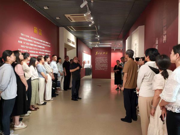 约炮大神
中共党史资料馆馆长曹大臣为参观团体讲解